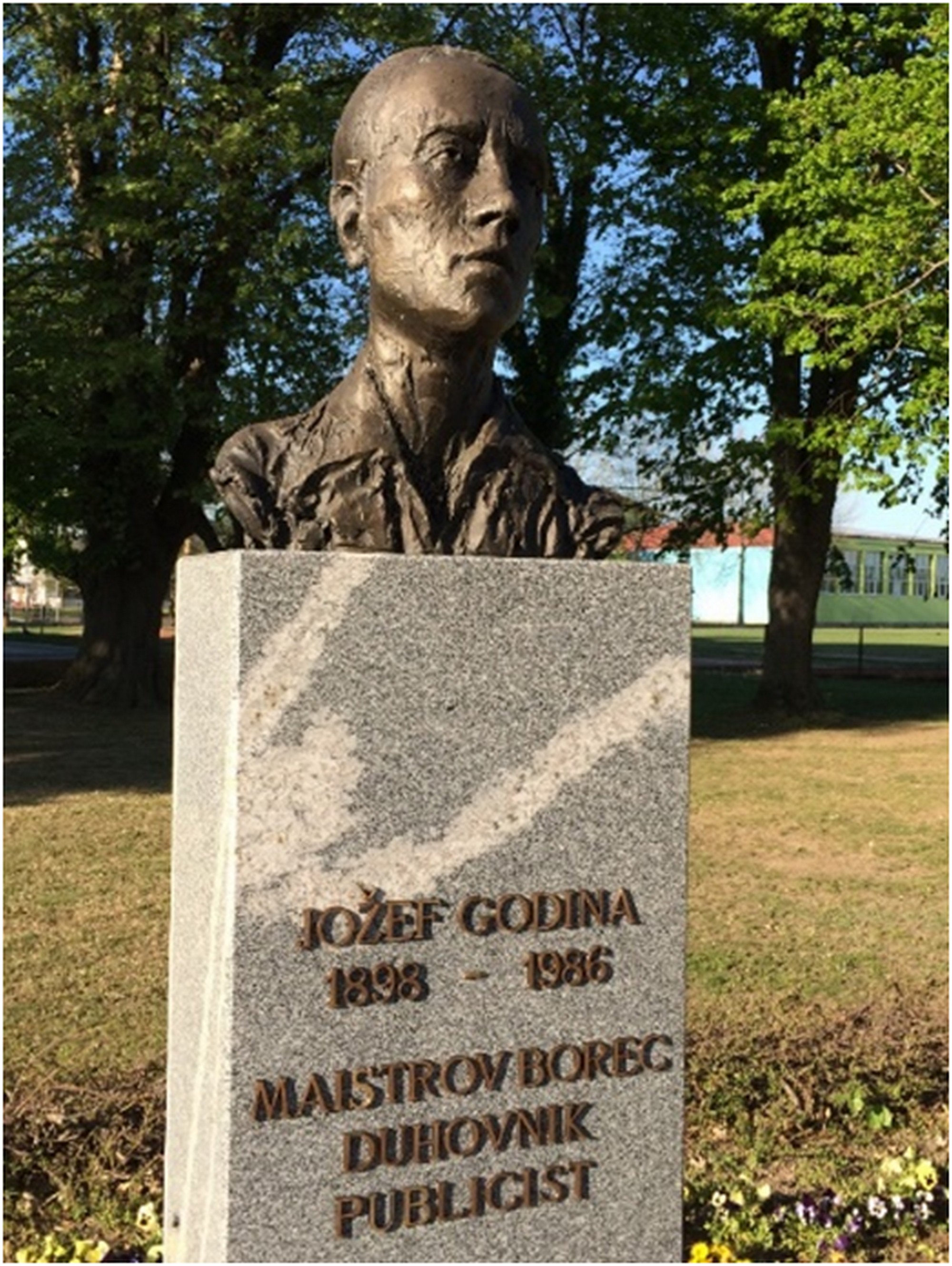 Slika 3: Doprsni kip Jožefa Godine v Parku spominov pred župnijsko cerkvijo v Črenšovcih, odkrit leta 2018