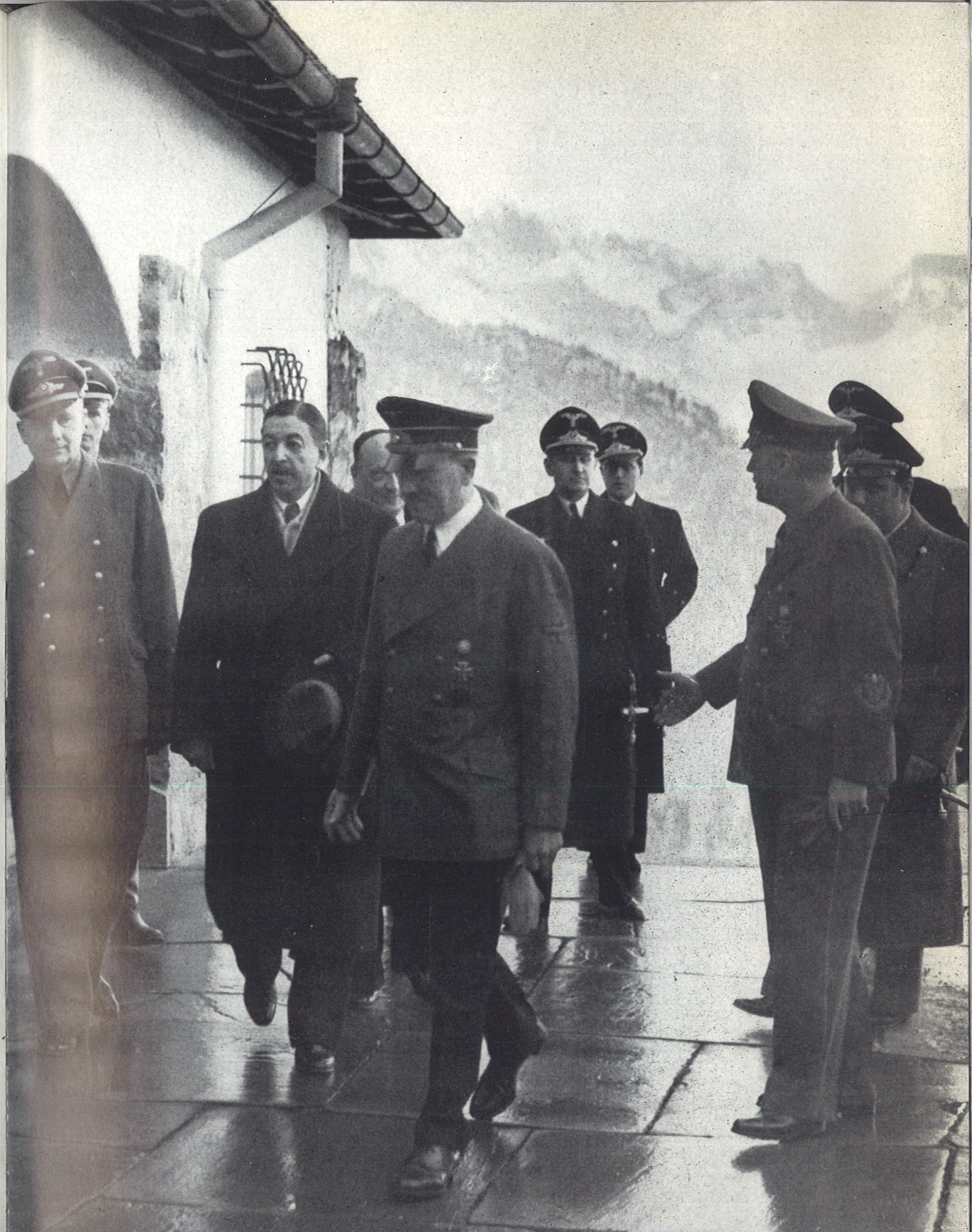 Hitler empfängt den jugoslawischen Ministerpräsidenten Cvetković auf dem
                        Berghof, 14. 2. 1941. Ganz links Dolmetscher Schmidt, rechts mit
                        ausgestreckter rechter Hand von Ribbentrop.