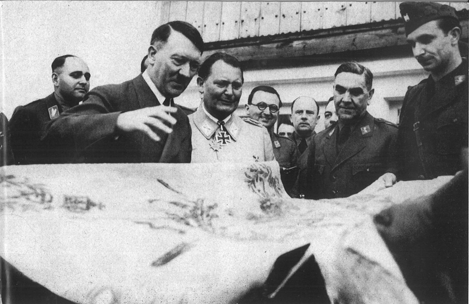 Übergabe von Geschenken durch Ante Pavelić (2. von rechts) an Hitler auf
                        dem Berghof, 6. 6. 1941. Neben Hitler in heller Uniform Hermann Göring.