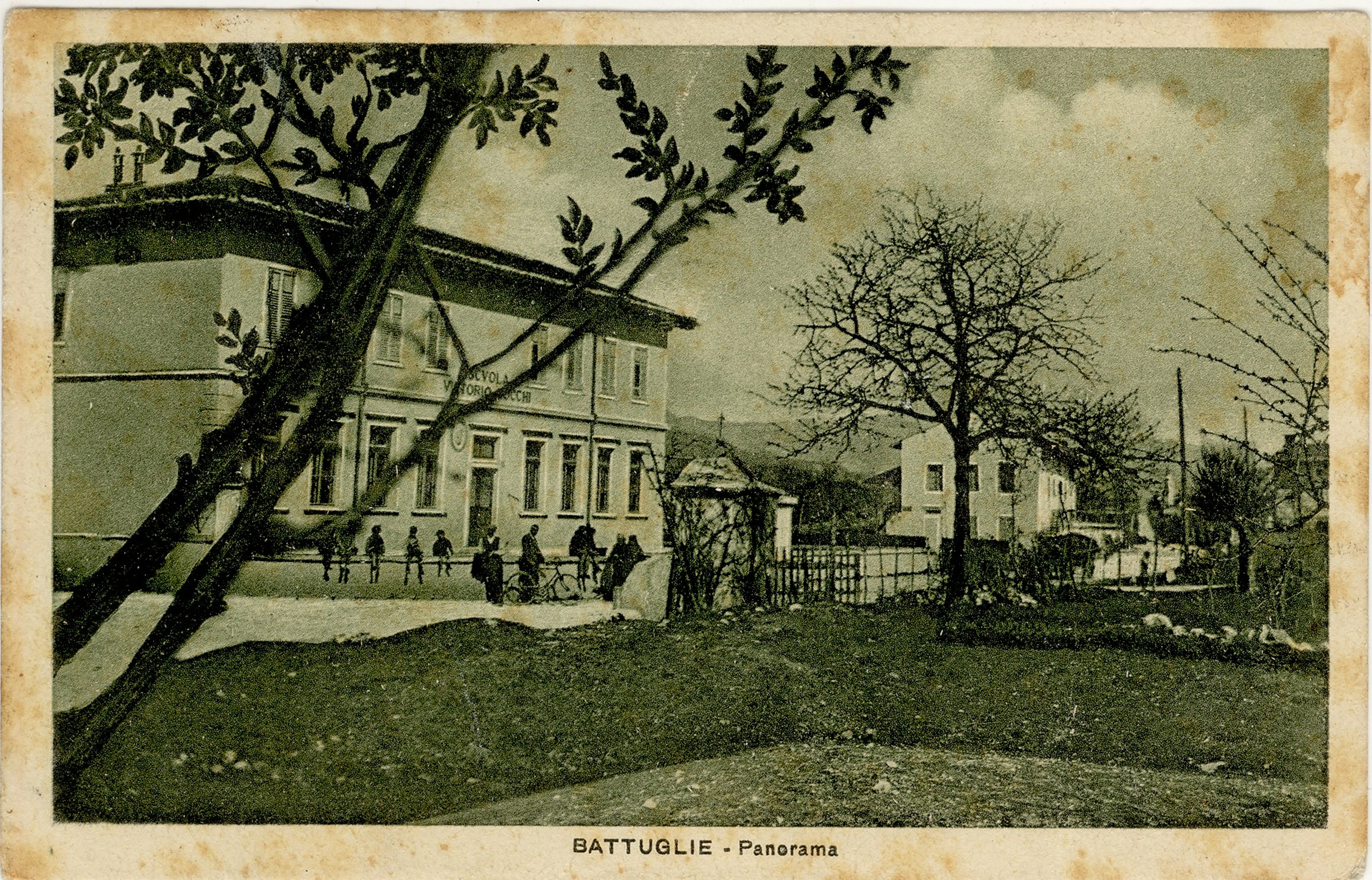 Slika 1: Šola v Batujah, poimenovana po intervencionistu Vittoriu Locchiju
                        (1889–1917)