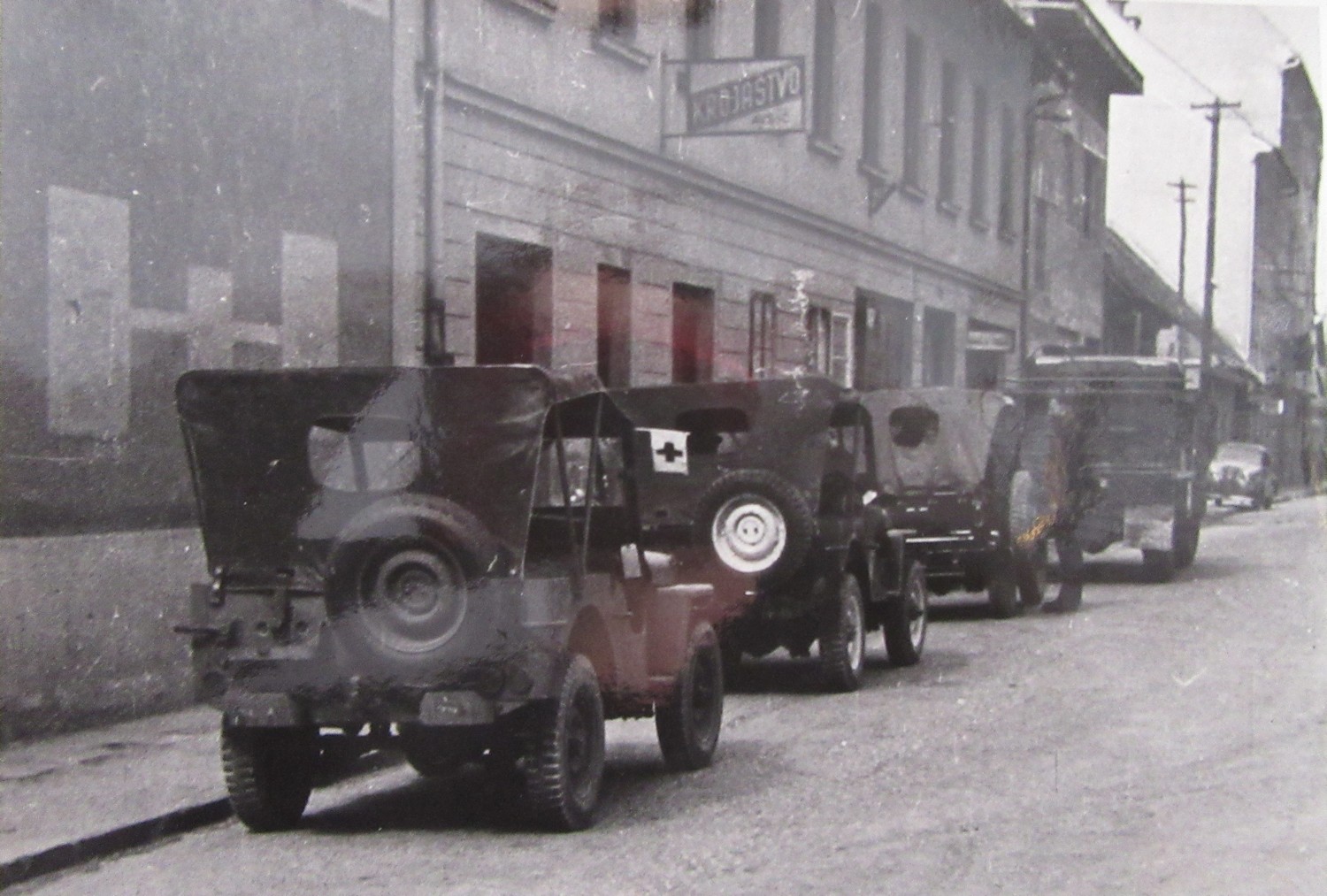 Slika 6: 22. aprila 1947 so med sedmimi dostavljenimi džipi v Trst tri
                        (A/2962, A 2963 in A 2965) namenili za FLRJ. Pripeljala jih je tovorna ladja
                        SS Hobart Victory iz New Yorka. Vsi trije avtomobili so bili 29. aprila iz
                        Ljubljane odpremljeni v Bosno in Hercegovino – v Zenico, kjer so pri gradnji
                        proge Šamac–Sarajevo sodelovale tudi mladinske delovne brigade RKS in
                        RKJ.