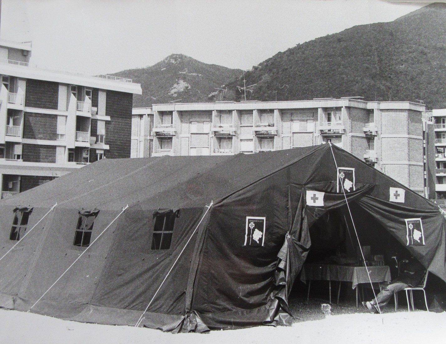 Slika 9: Poljska bolnišnica RKS za 500 ljudi v okviru medrepubliške pomoči
                        leta 1979 ob potresu v Črni gori 