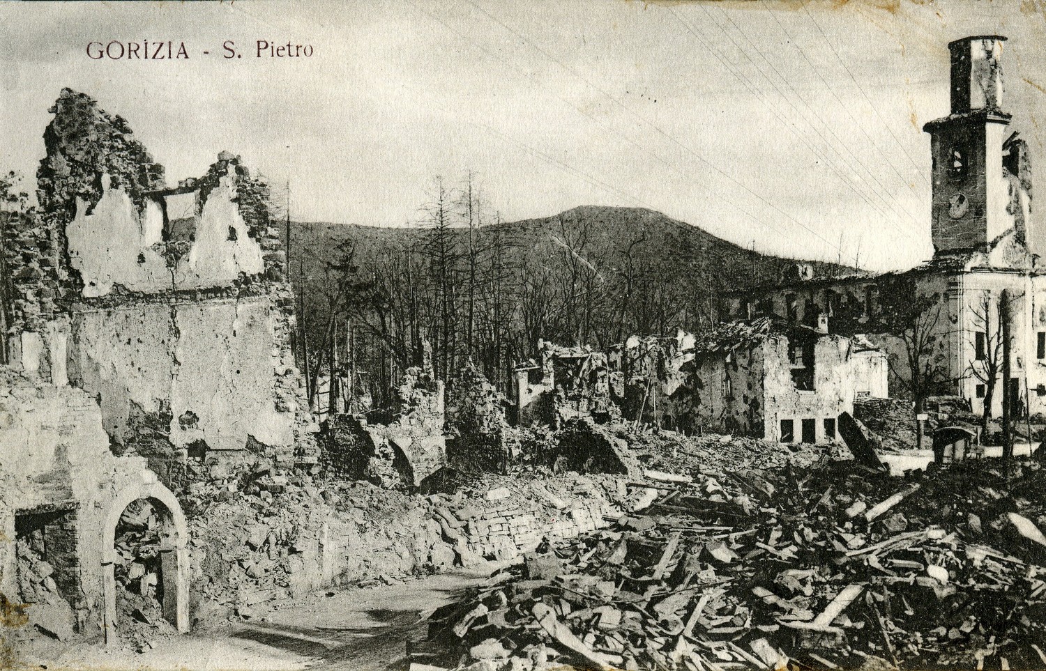 Slika 3: Šempeter pri Gorici - porušena glavni trg in cerkev Sv.
                            Petra