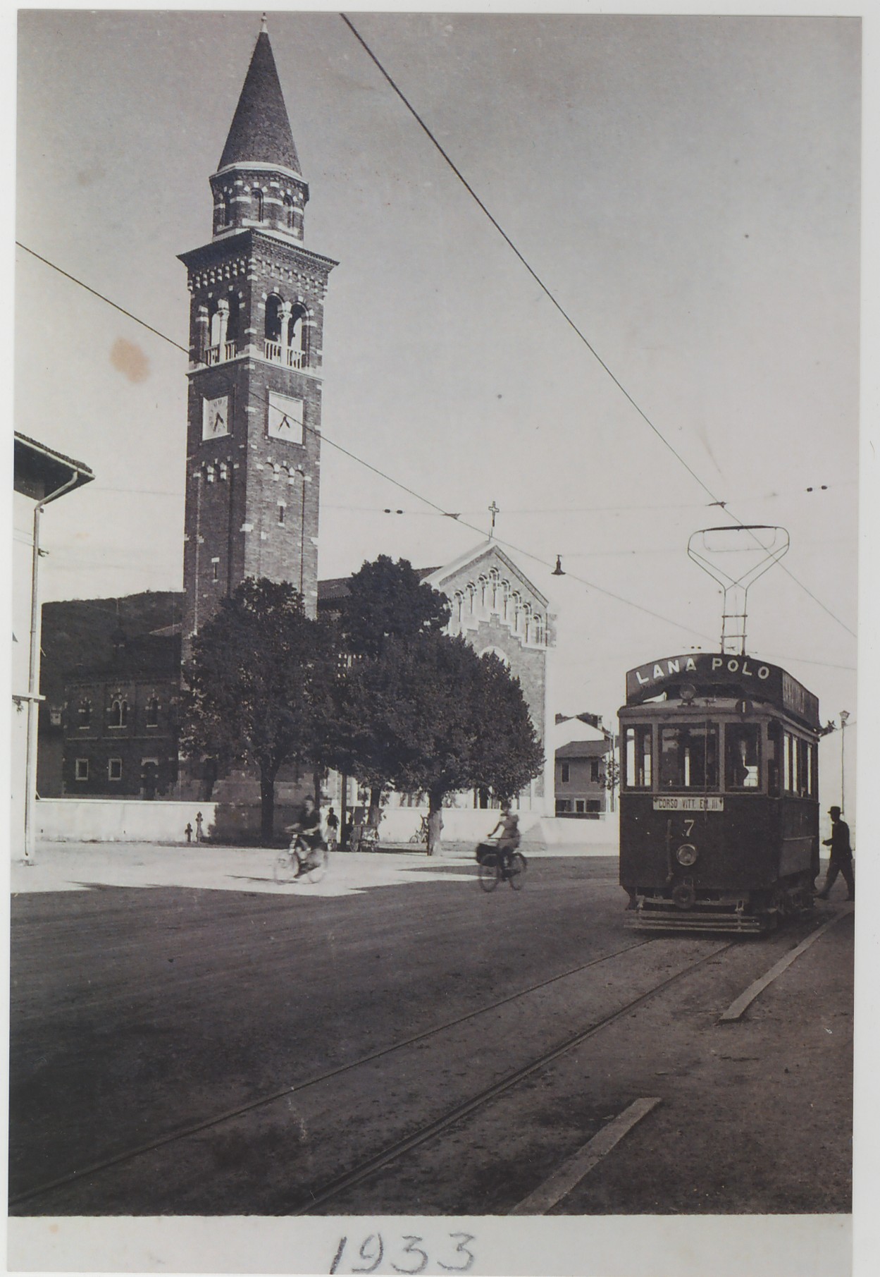 Slika 4: Šempeter pri Gorici - obnovljena cerkev in glavna ulica,
                            1933