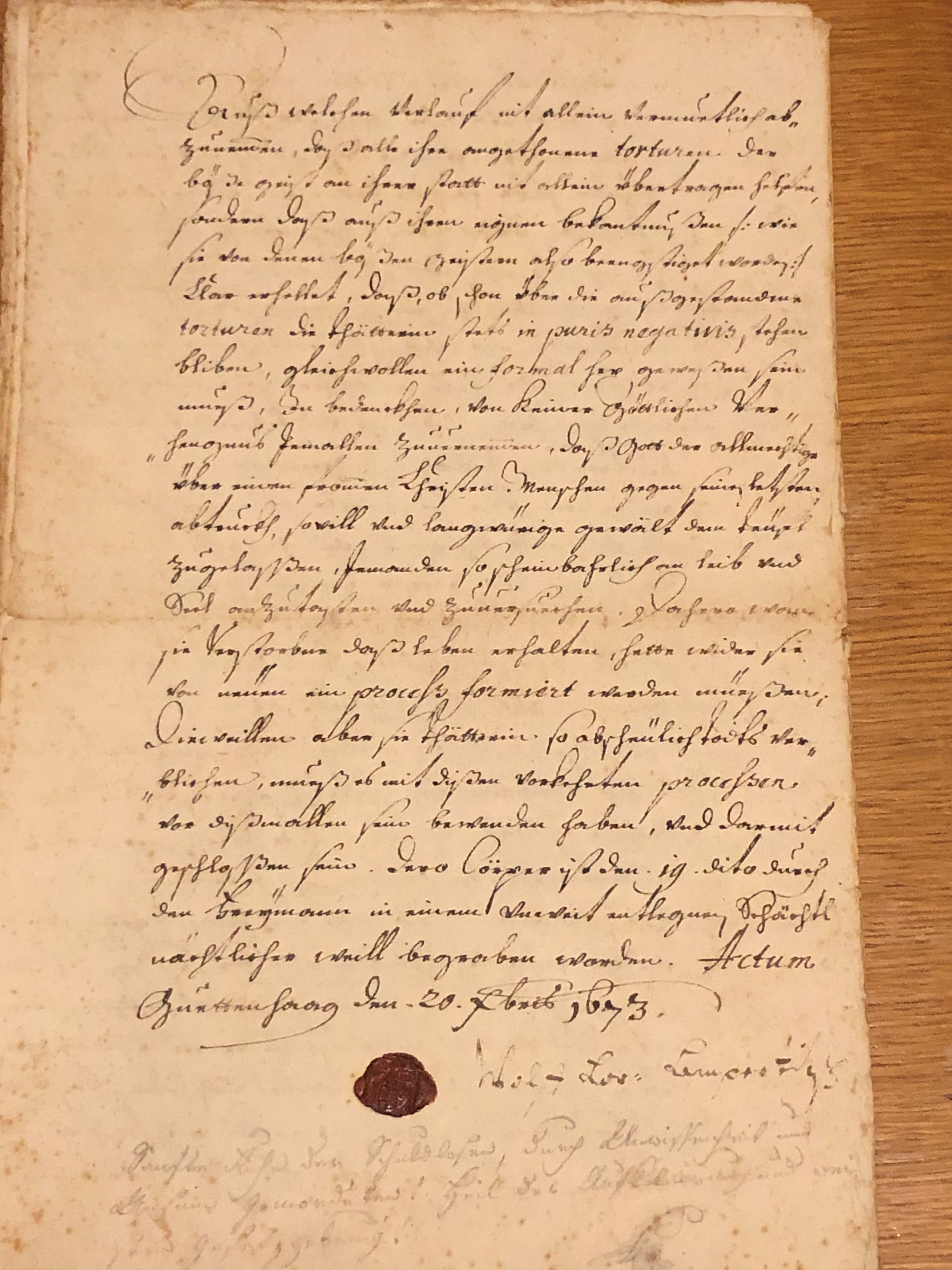 Slika 1: Zadnja stran poročila o procesu proti Marini Vukinec z dne
                            20. decembra 1673 in z lastnoročnim podpisom in pečatom Volka Lovrenca
                            Lampertiča