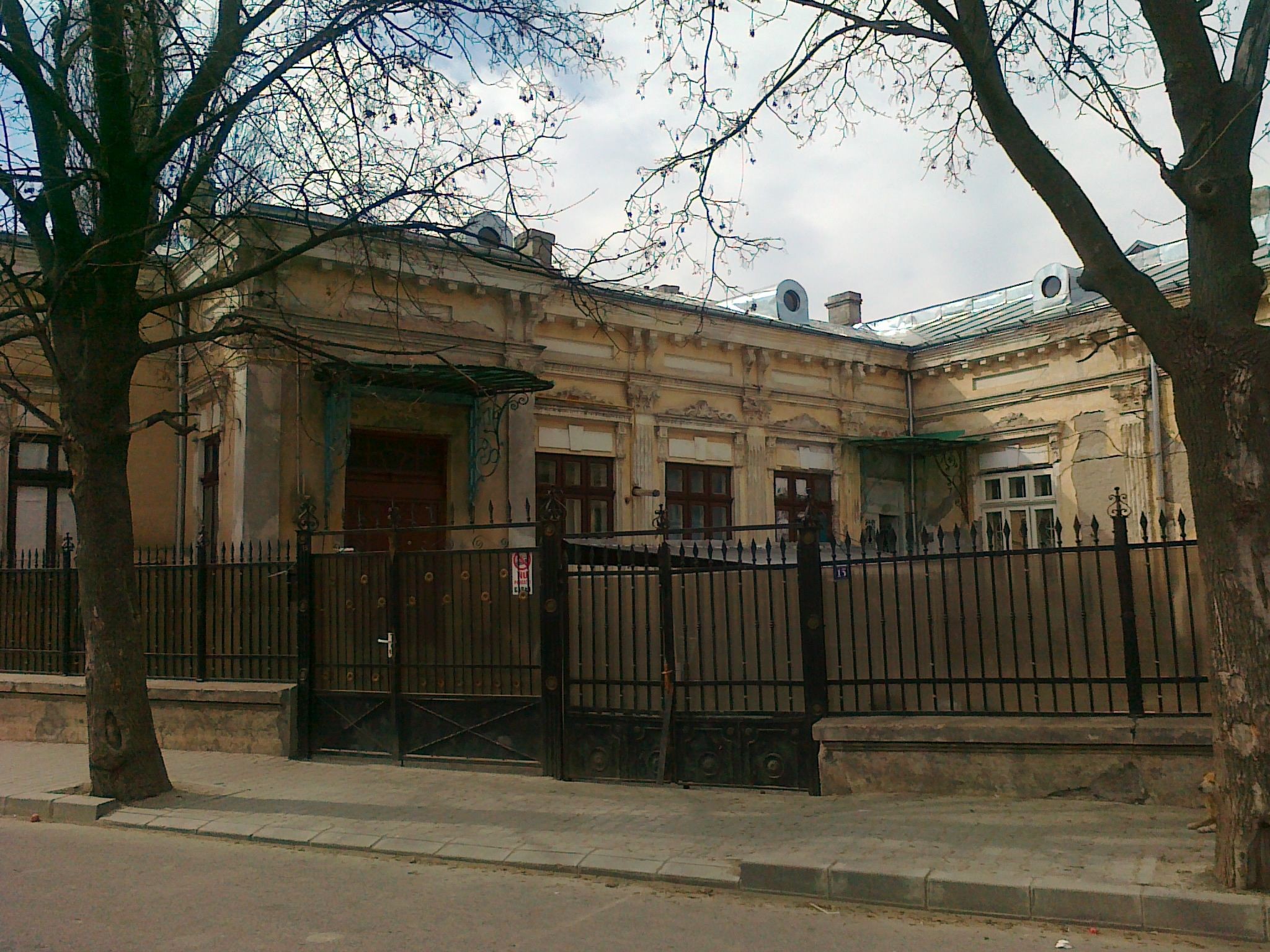 Slika 2: Stavba nekdanjega jugoslovanskega kraljevega konzulata v
                        Brăili