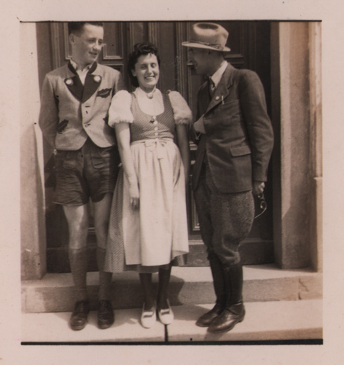 Slika 2: Učitelji osnovne šole na Vranskem (od leve): Sepp Hoffmann, Marie
                        Heber in ravnatelj Heinrich Liebscher, 1941 