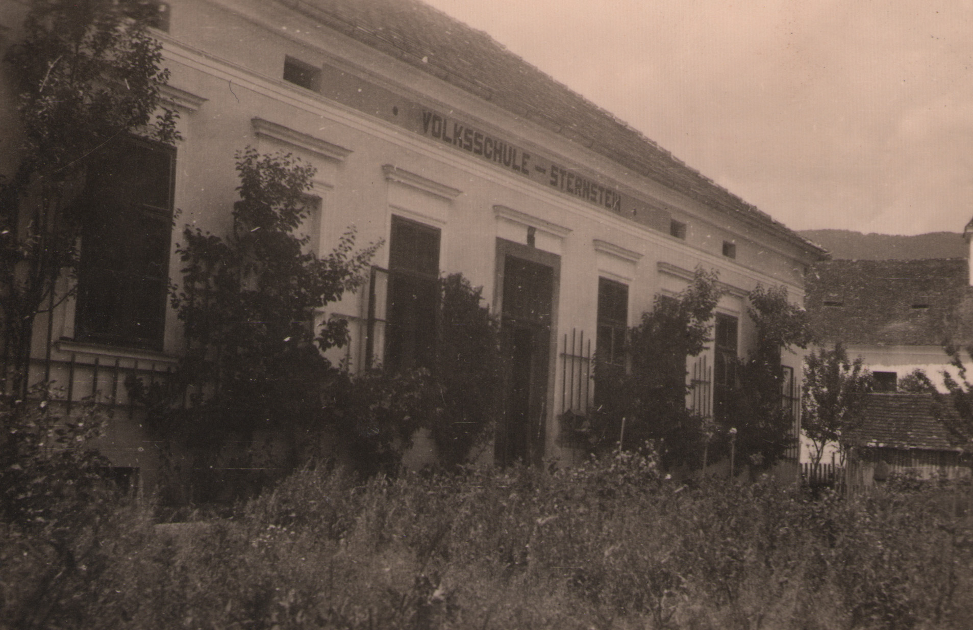 Sliki 3a in 3b: Osnovna šola na Frankolovem ob prevzemu in po ureditvi
                        dvorišča poleti 1941 