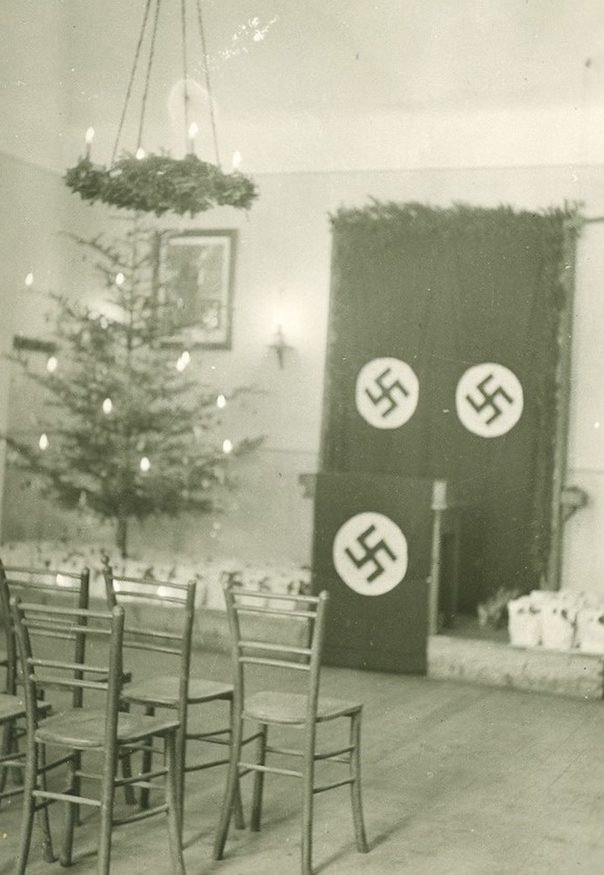 Slika 4: Okrašena učilnica frankolovske šole pred »nemško božično
                        proslavo«, 20. 12. 1941 