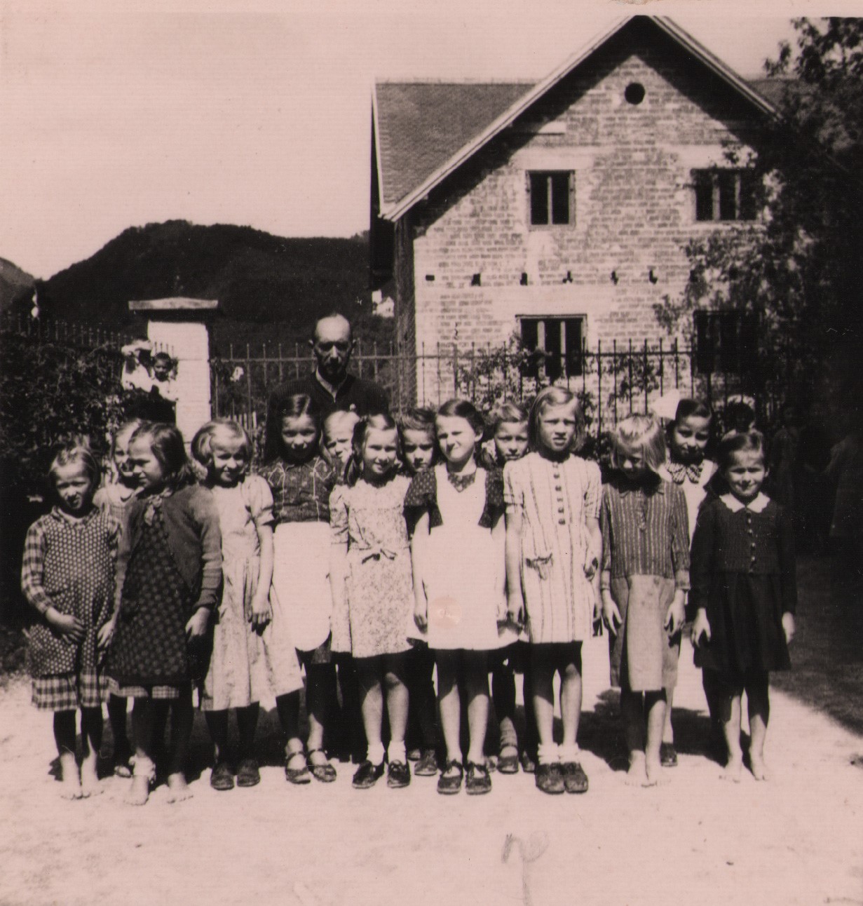 Slika 7: Ravnatelj Liebscher z učenkami 1. razreda, 1941 