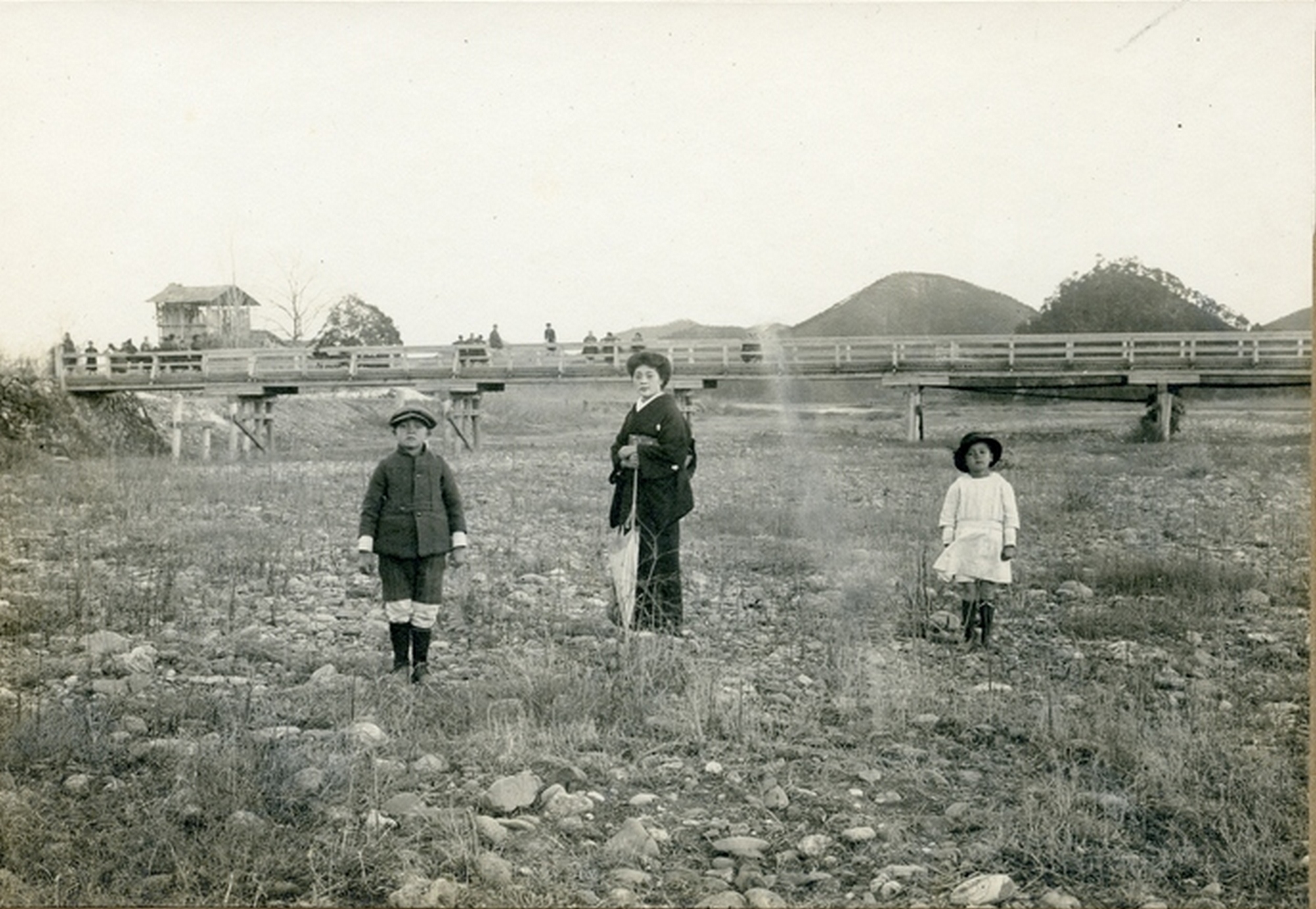 Slika 1: Tsuneko Kondō Kawase s sinom Matisom in hčerko Eriko leta 1919 v
                        mestu Gifu, ko je zadnjič obiskala mamo in Japonsko.