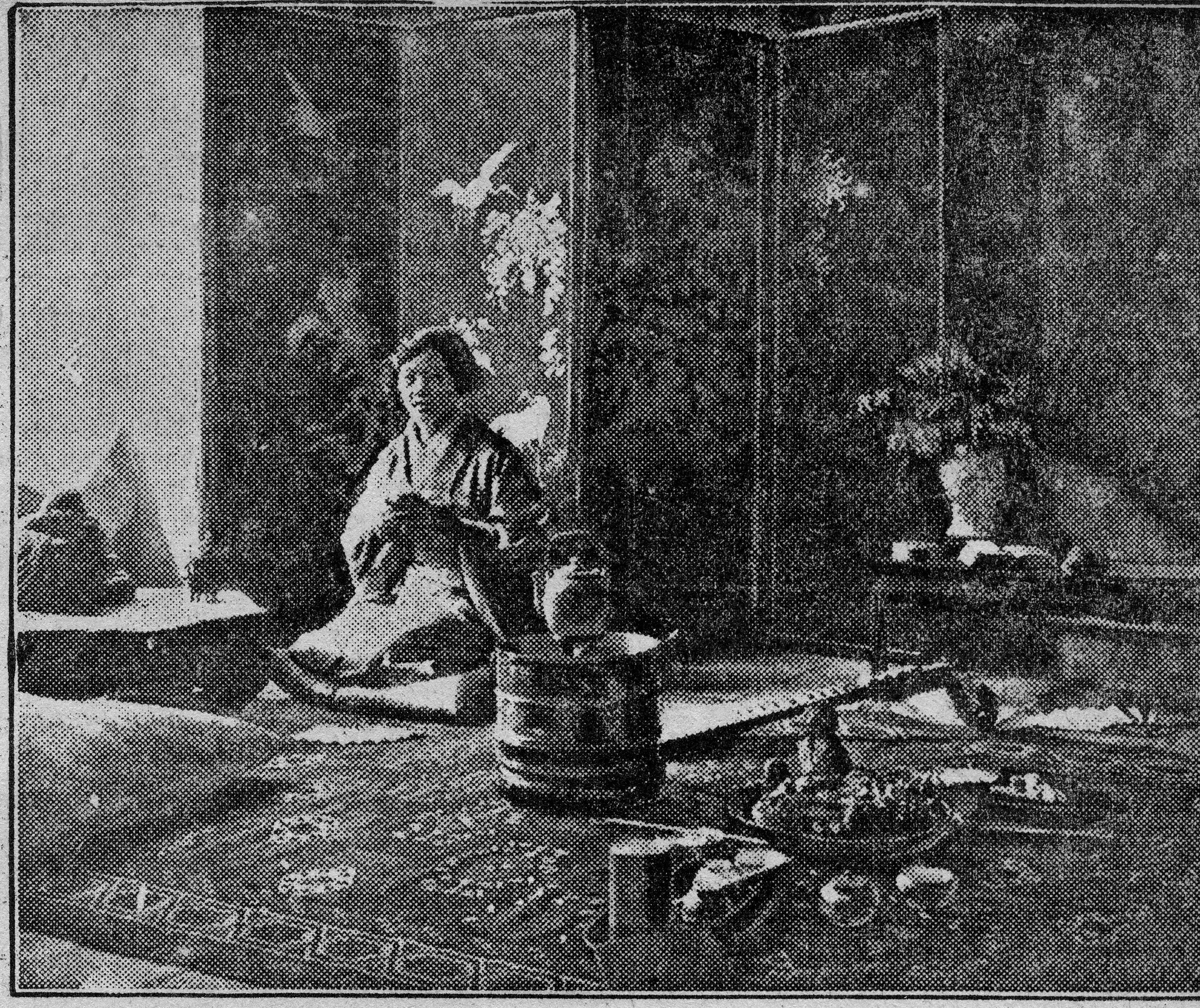 Slika 5: Marija Tsuneko Skušek v čajni sobi na razstavi pogrnjenih miz,
                        junija 1927
