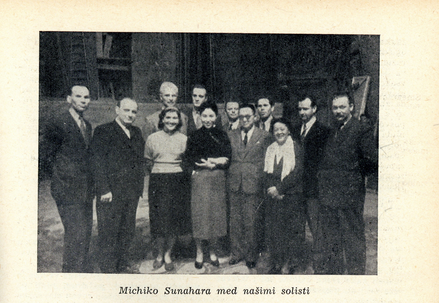 Slika 6: Marija Tsuneko Skušek (v prvi vrsti na desni strani) kot
                        prevajalka ob gostovanju Sunahare Michiko v Operi Slovenskega narodnega
                        gledališča, aprila 1953