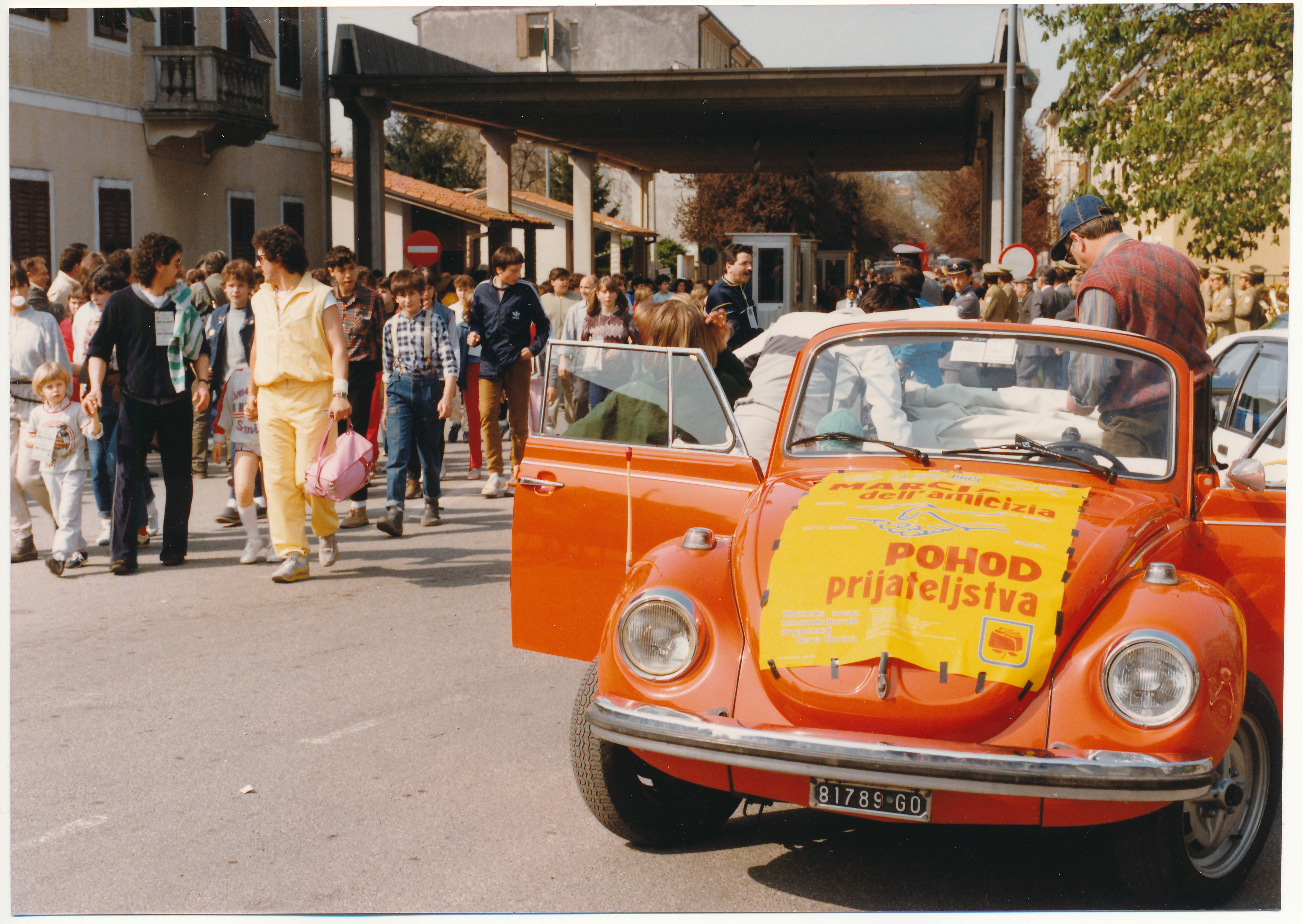 Slika 4: Prečkanje mejnega prehoda na Erjavčevi ulici ob
deseti izvedbi Pohoda leta 1985