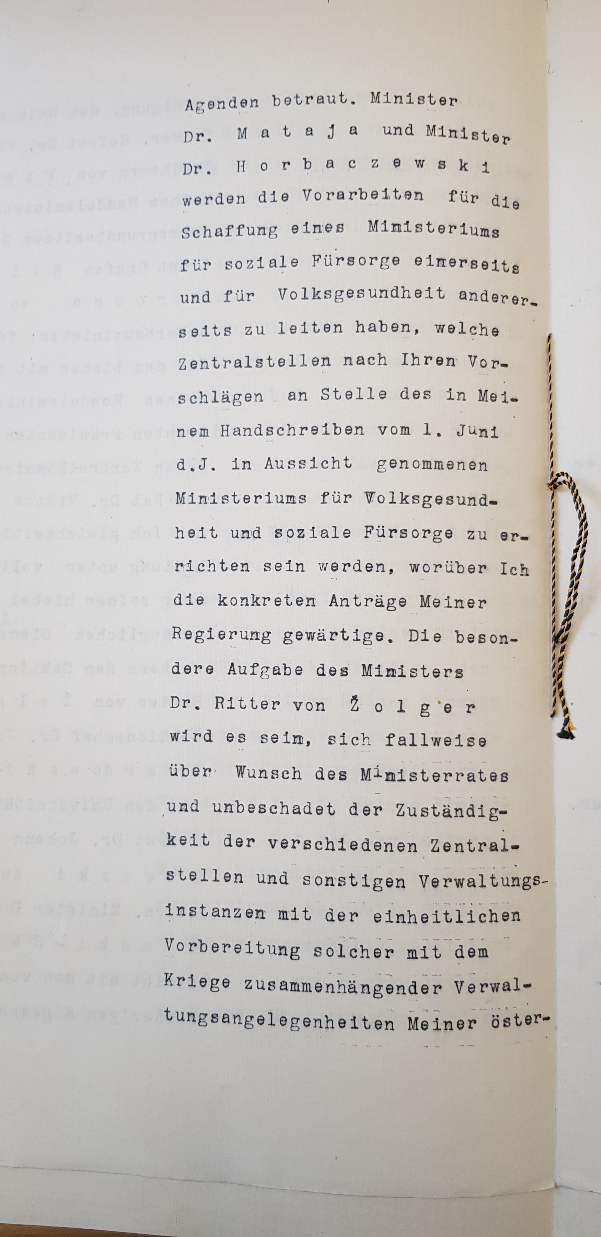 Slika 4: Izsek iz cesarjevega ukaza o imenovanju Ivana Žolgerja
                        za ministra z originalnim besedilom o njegovi nalogi.