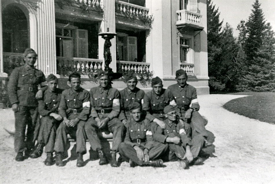 Slika 9b: Gorenjski vermani na tečaju v Rogaški Slatini, fotografirano jeseni 1941 pred sedežem častniške šole SA. 