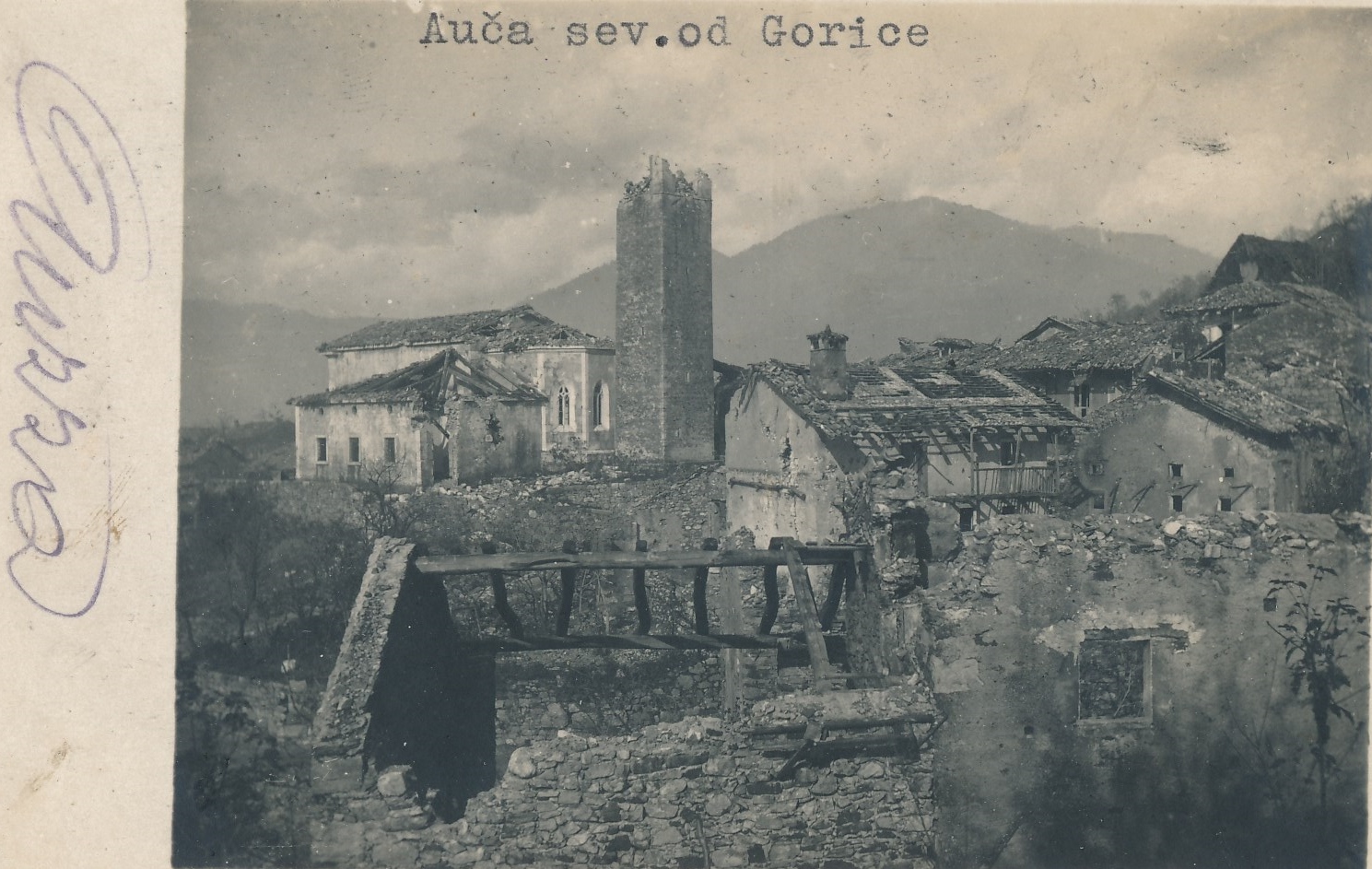 Slika 1: Ruševine v Avčah leta 1917