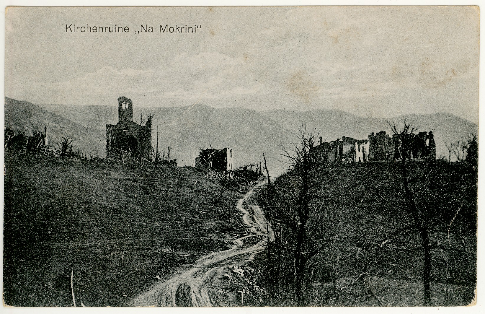 Slika 2: Razvaline cerkve in hiš na Banjšicah