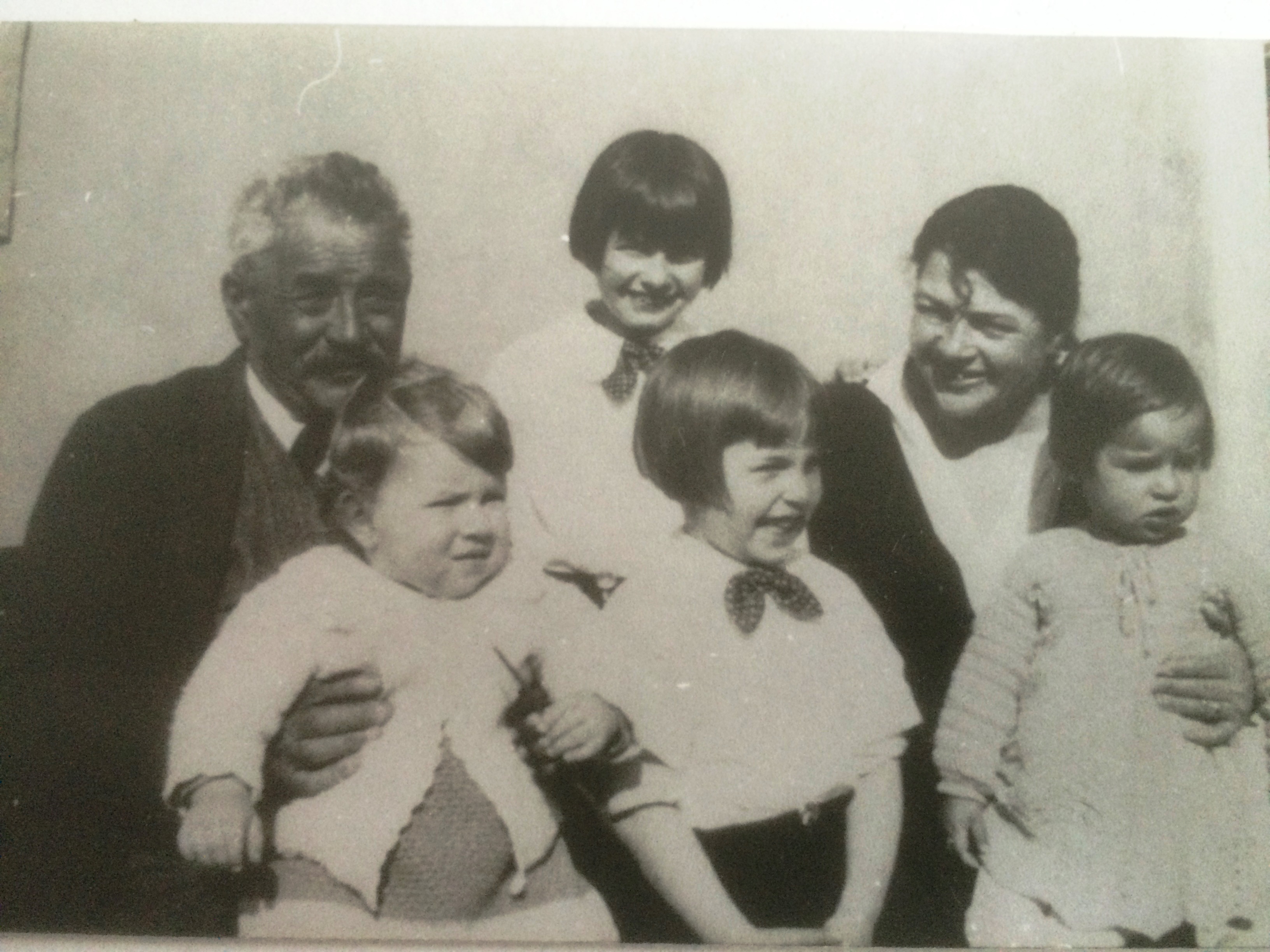 Fotografija 2: Anton Fornazarič, »Mlekarjev Tone«, sin Antona in Lucije, roj. Čuk, s
                    soprogo Frančiško, roj. Dominko, iz Bilj. Imela sta sedem otrok; najstarejšo Gizelo,
                    por. Mozetič, je ubila granata v Gorici l. 1915. Drugi je bil Slavko (Alojzij),
                    tretja Francka, por. Nemec, Jože in Helena sta umrla pri petnajstih oz. štirih
                    letih; šesta je bila Marija, por. z Rudijem Bratužem, gostilničarjem iz Gorice,
                    najmlajša pa Felicita (Felička), por. Kogoj.