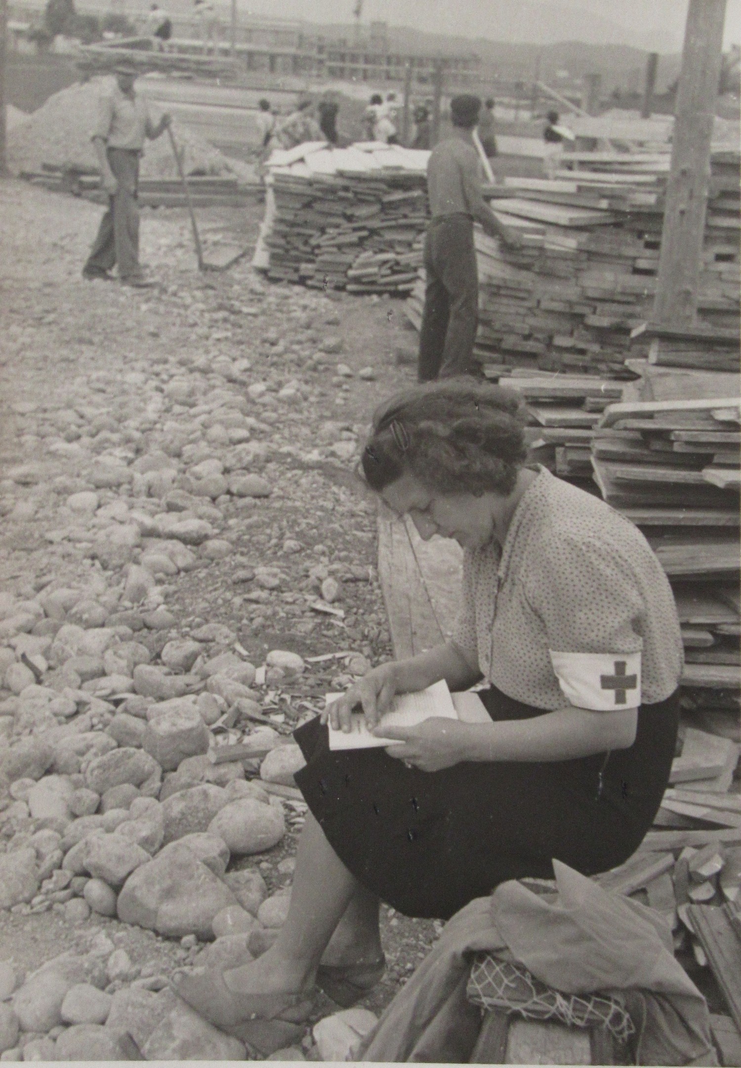 Slika 2: Povojna obnova: »Bolničarka RK izkoristi vsak prosti trenutek za
                        teoretično izpopolnjevanje.« (pripis na hrbtni strani fotografije s konca
                        štiridesetih let) 