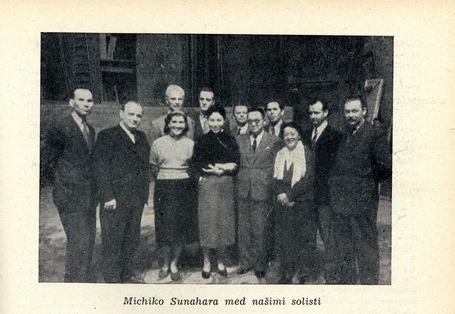 Slika 6: Marija Tsuneko Skušek (v prvi vrsti na desni strani) kot
prevajalka ob gostovanju Sunahare Michiko v Operi Slovenskega narodnega
gledališča, aprila 1953
