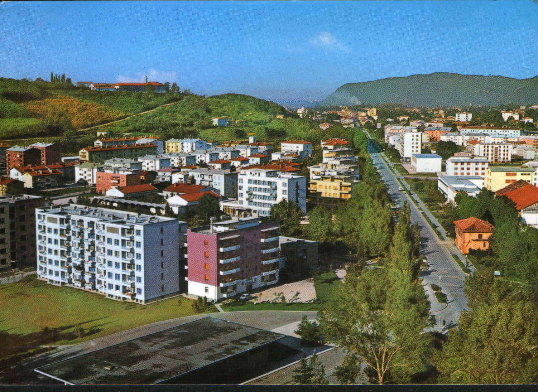 Slika 1: Nova Gorica in Gorica na razglednici, poslani leta
            1972 