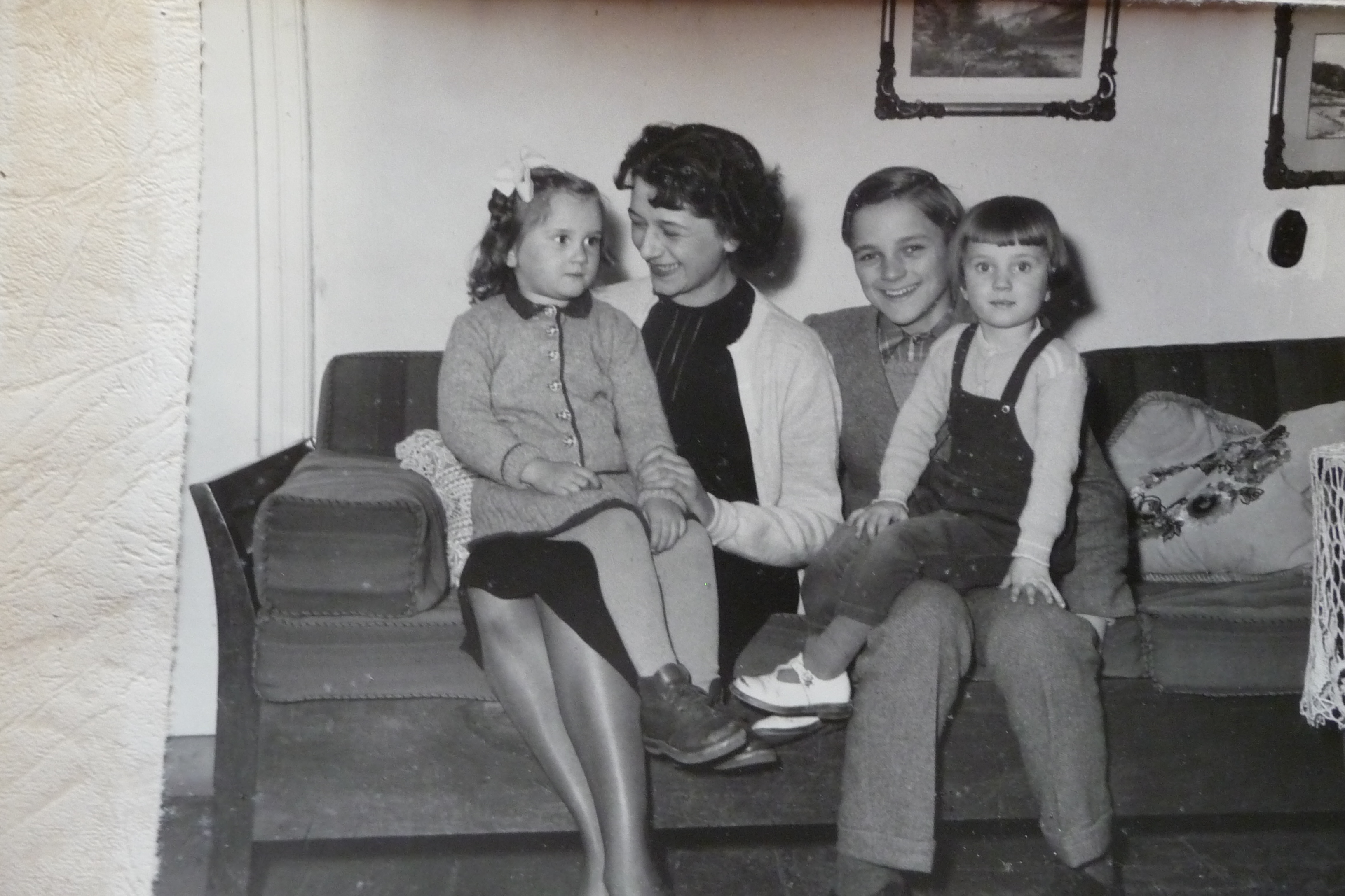 SLIKA 4: Vsi štirje otroci Norberta von
              Wurzbacha in Maše Grošel v vili Wurzbach na Salzburgerstrasse 2 v Berchtesgadnu leta
              1952 (od leve proti desni): Katja, Andrea, Attila in Bolko 