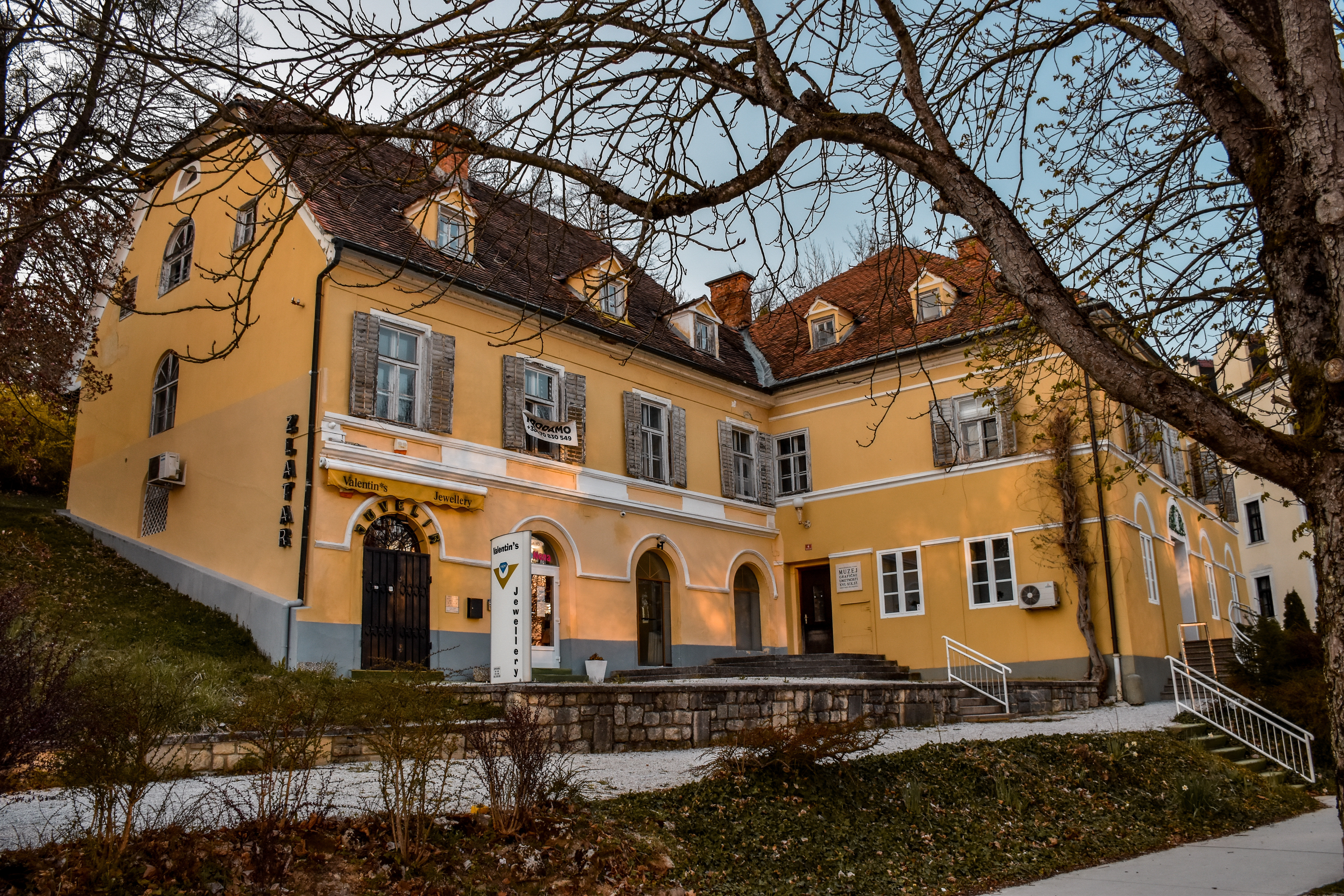 Slika 4: Vermanska poveljniška šola  je bila zaradi velikega obiska primorana v iskanje dodatnih bivalnih in učno-vadbenih prostorov, ki si jih je vodstvo šole zagotovilo v objektu na fotografiji. 