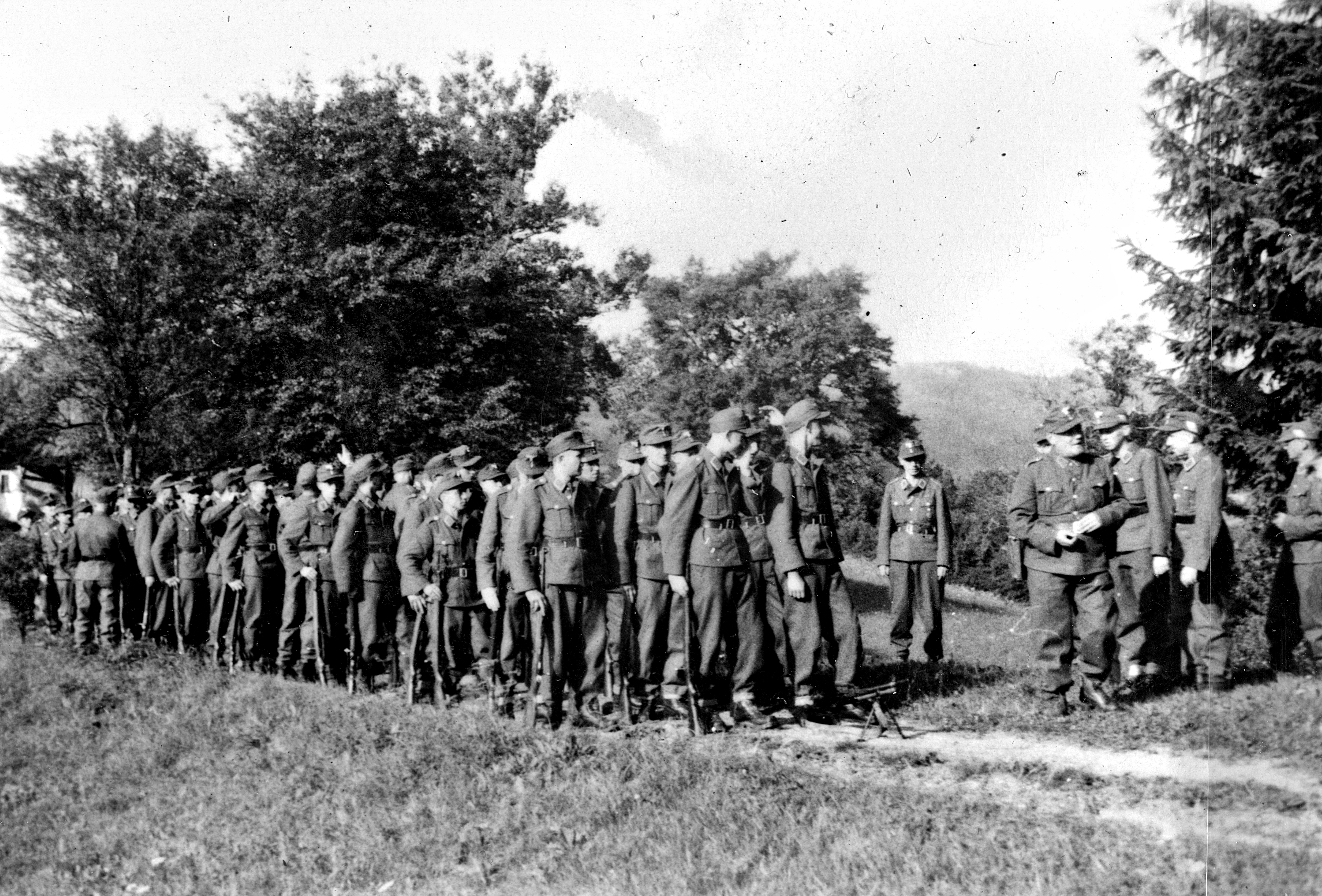 Slika 6a: Četa vermanskih tečajnikov med praktičnim usposabljanjem
                         na terenu v okolišu Rogaške Slatine.