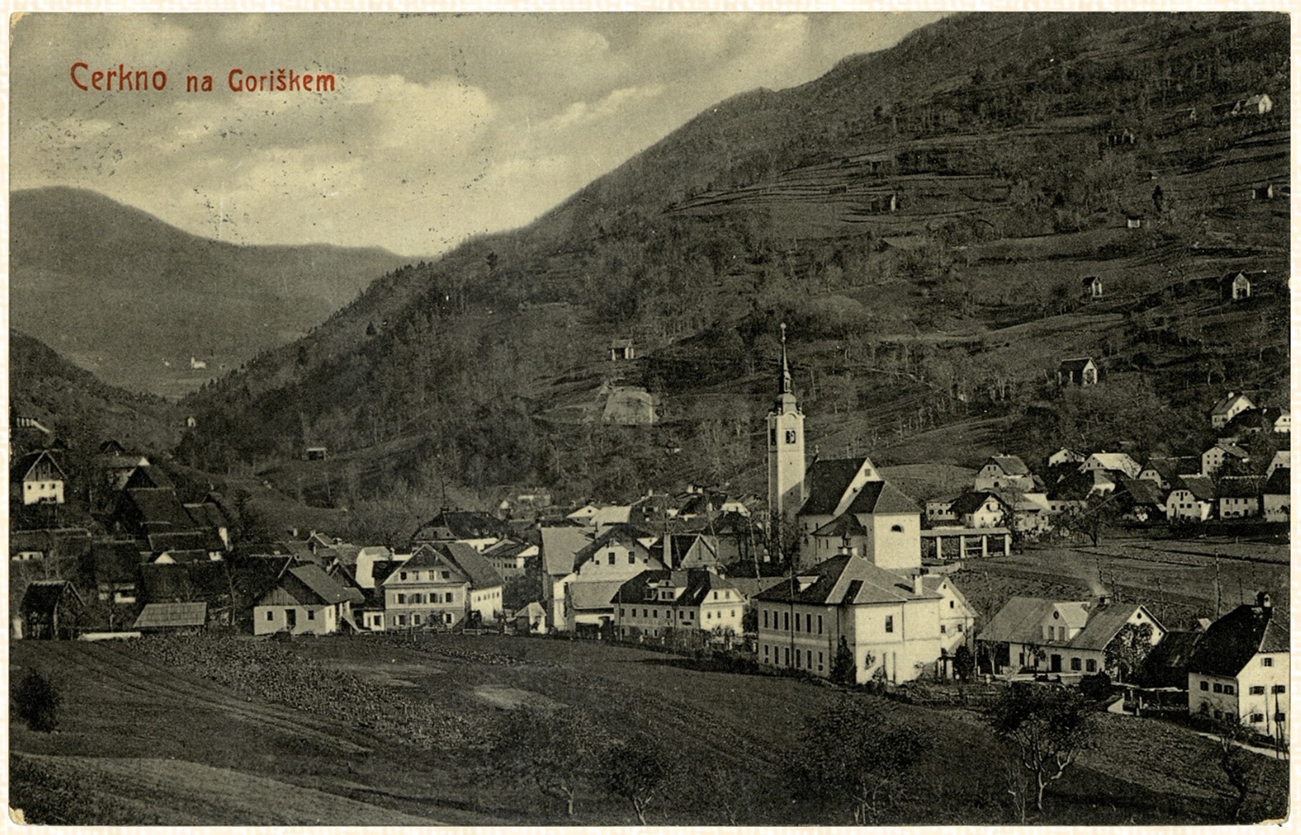 Slika 3: Trg Cerkno, kjer je
bilo v času prve svetovne vojne nameščeno večje število beguncev z območja
Banjške planote