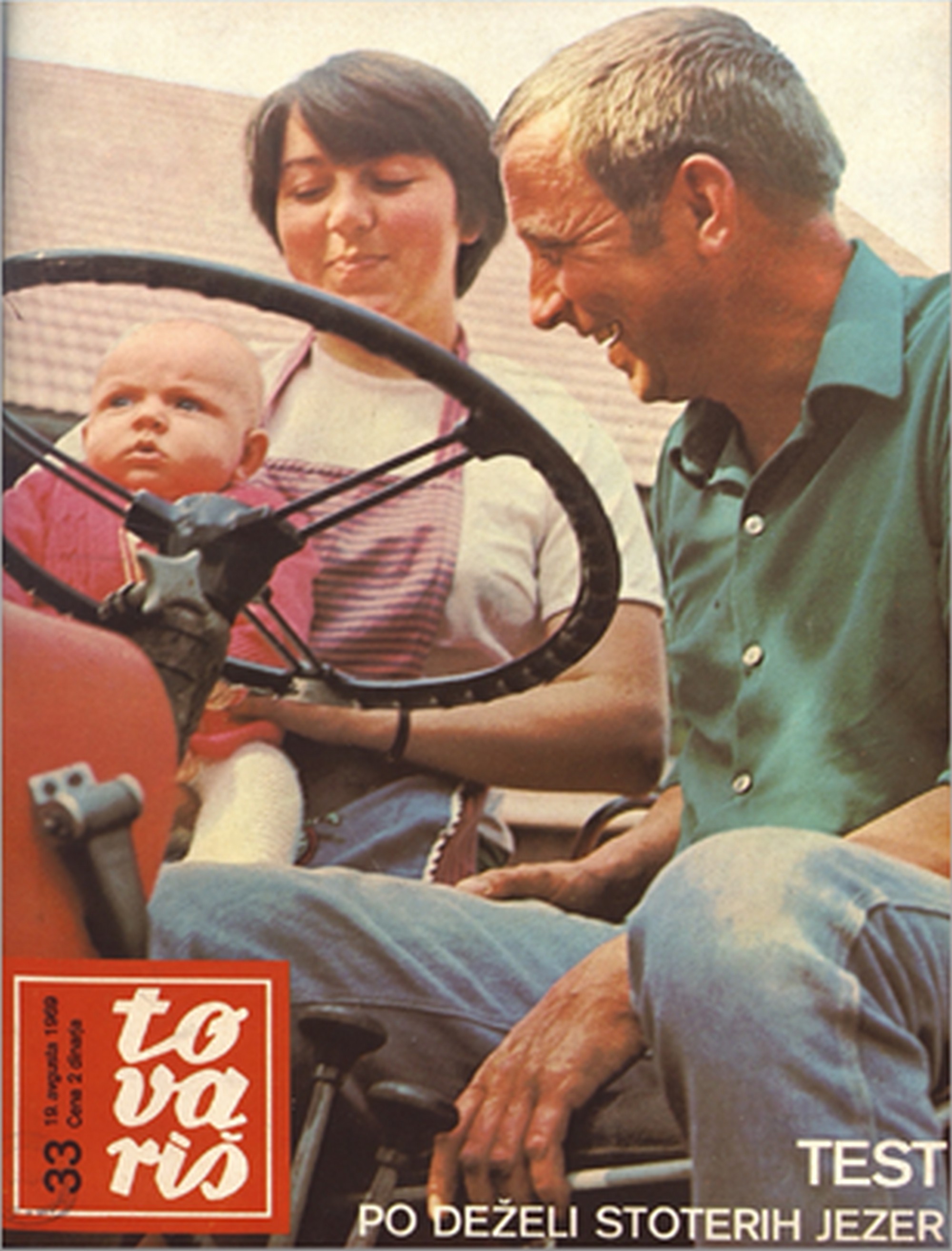 Družina na traktorju znamke Steyr iz vasi Žamanje na Koroškem