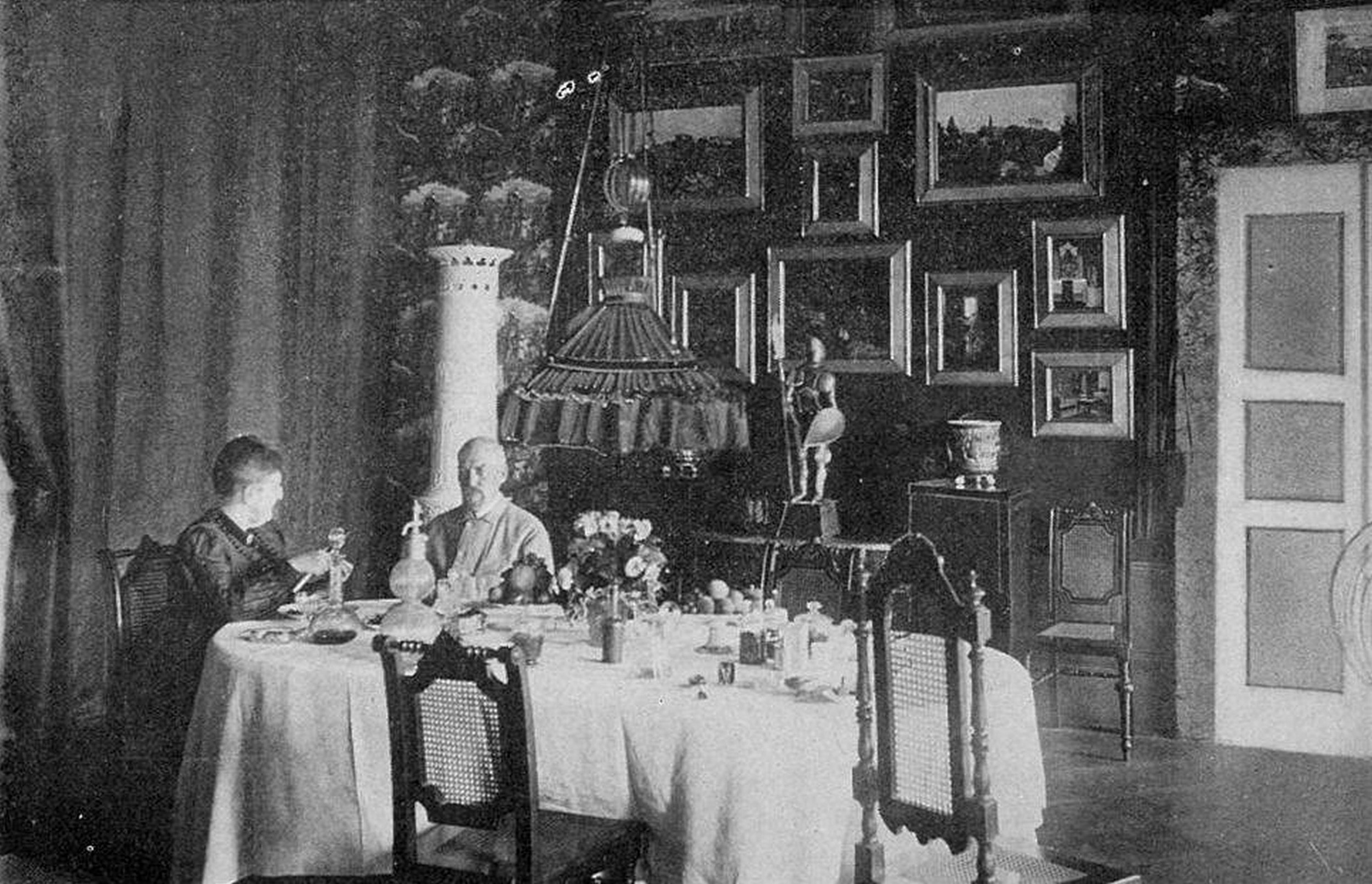  Zakonca Burton v jedilnici svoje tržaške vile.