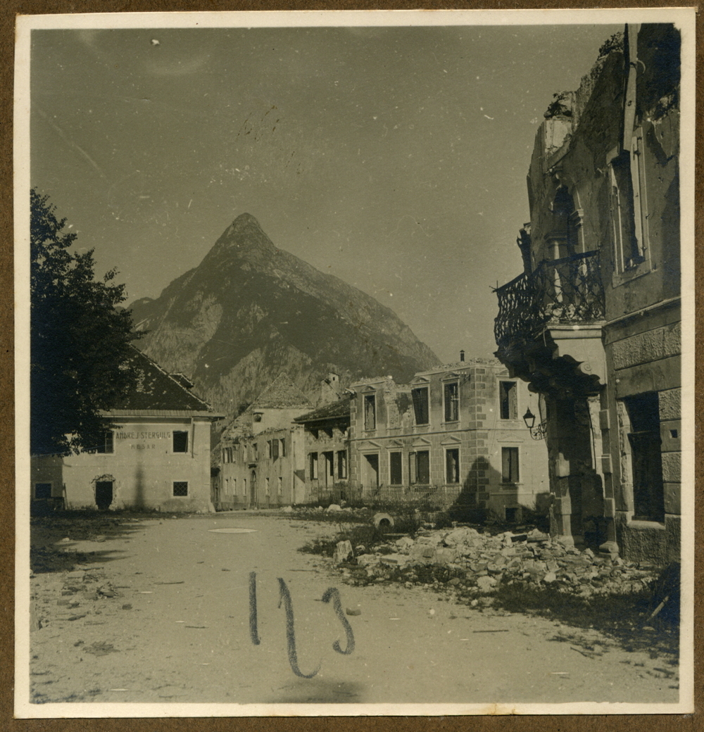 Slika 1: Bovec v ruševinah