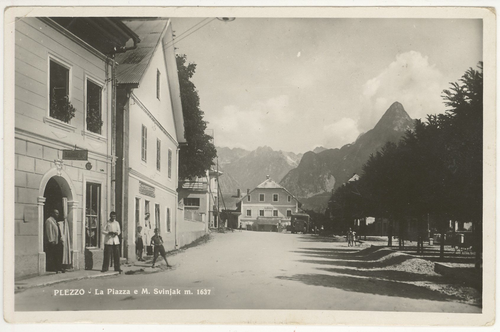 Slika 2: Bovec - glavni trg s parkom