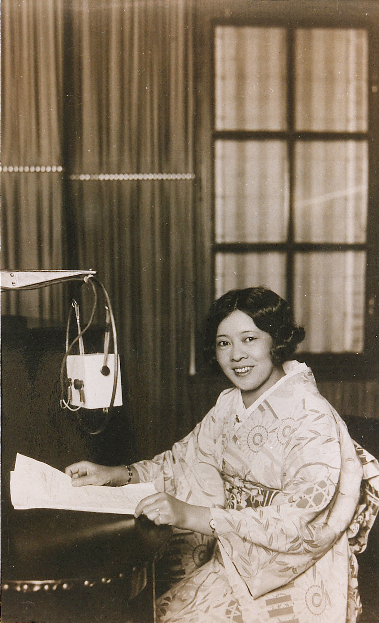 Slika 4: Marija Tsuneko Skušek med predavanjem na Radiu Ljubljana