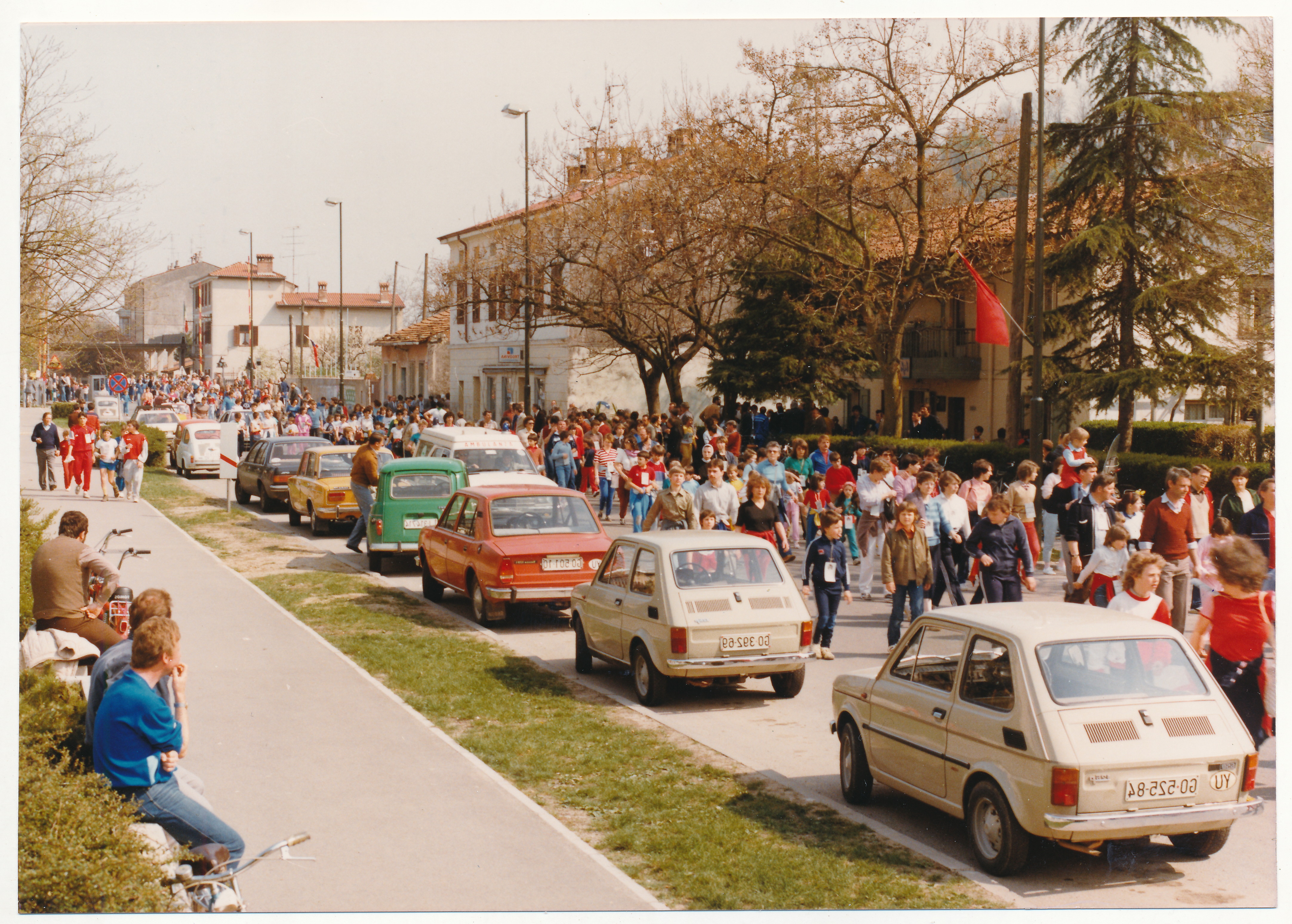 Slika 5: Udeleženke in udeleženci pohoda leta 1985