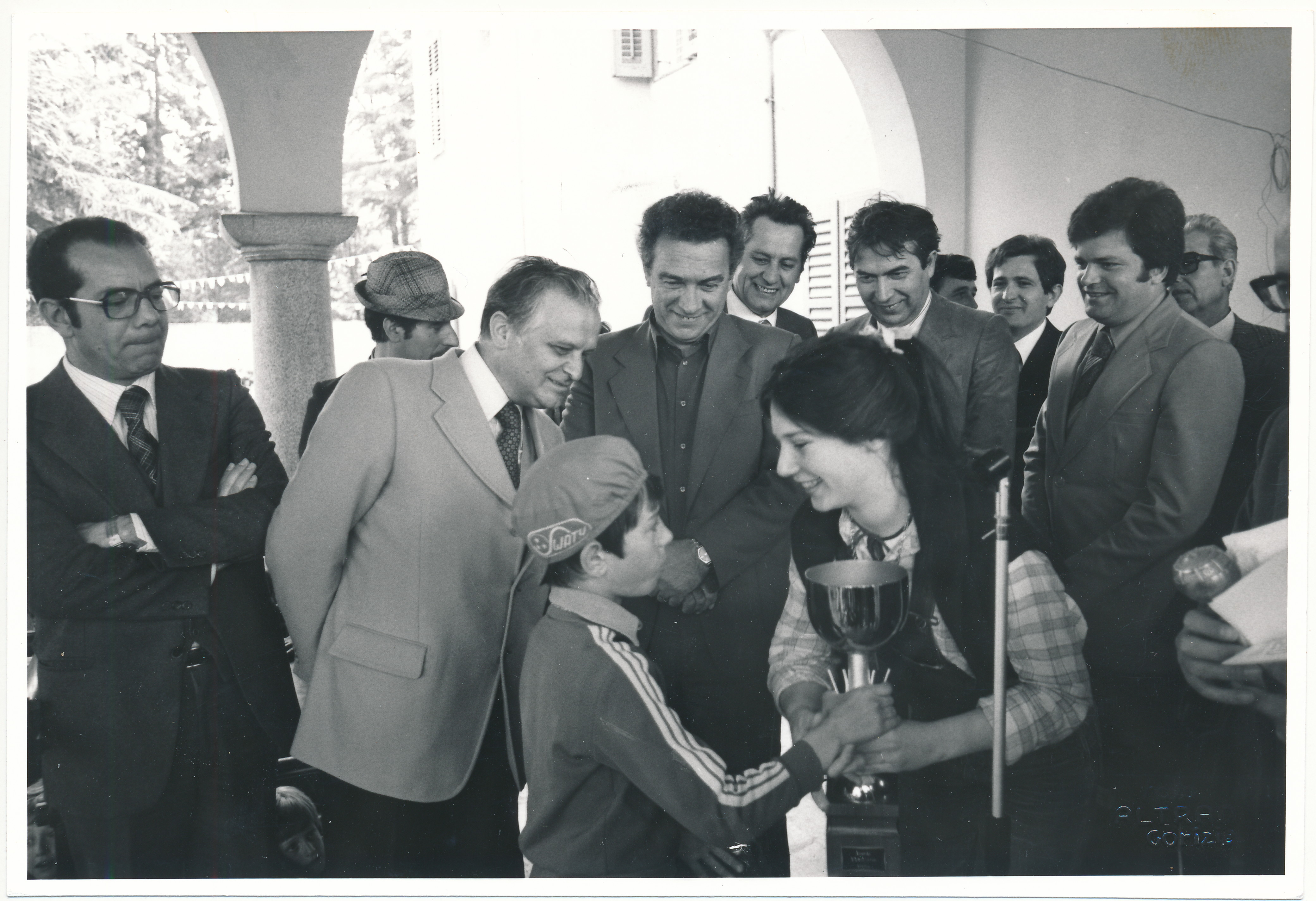 Slika 6: Podelitev pokala eni od največjih skupin, ki so
sodelovale na četrti izvedbi Pohoda prijateljstva leta 1979